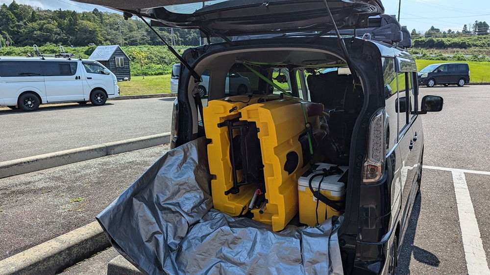 足漕ぎ分割カヤックを軽自動車に積み込み