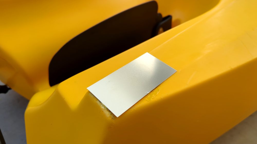 分割カヤックにステンレスバーをつけて補強